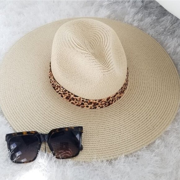 Perfect for the season Floppy Hat